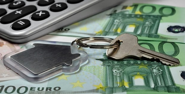  Billets euros et calculatrice pour revoir le coût de l'emprunt immobilier