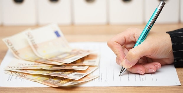  Billets euros et signature sur contrat d'assurance