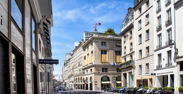  Rue avec des immeubles parisiens