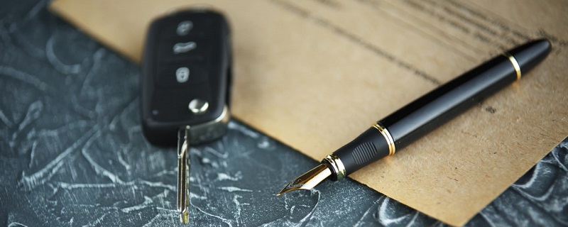 clef de voiture et stylo plume