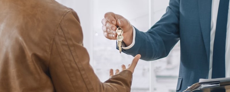 agent immobilier donne les clés