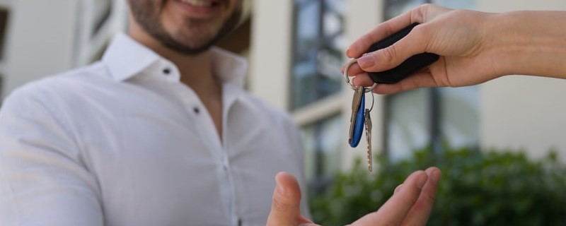 client recevant les clés de sa maison