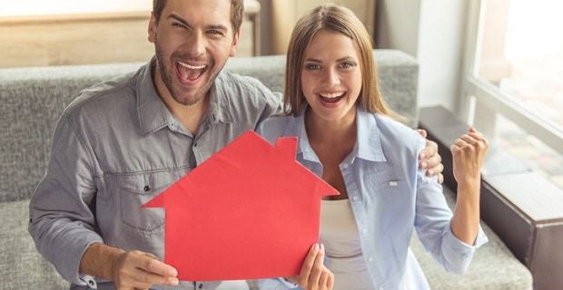 Un couple heureux assure son prêt immobilier