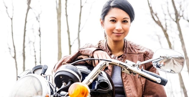 femme sur une moto
