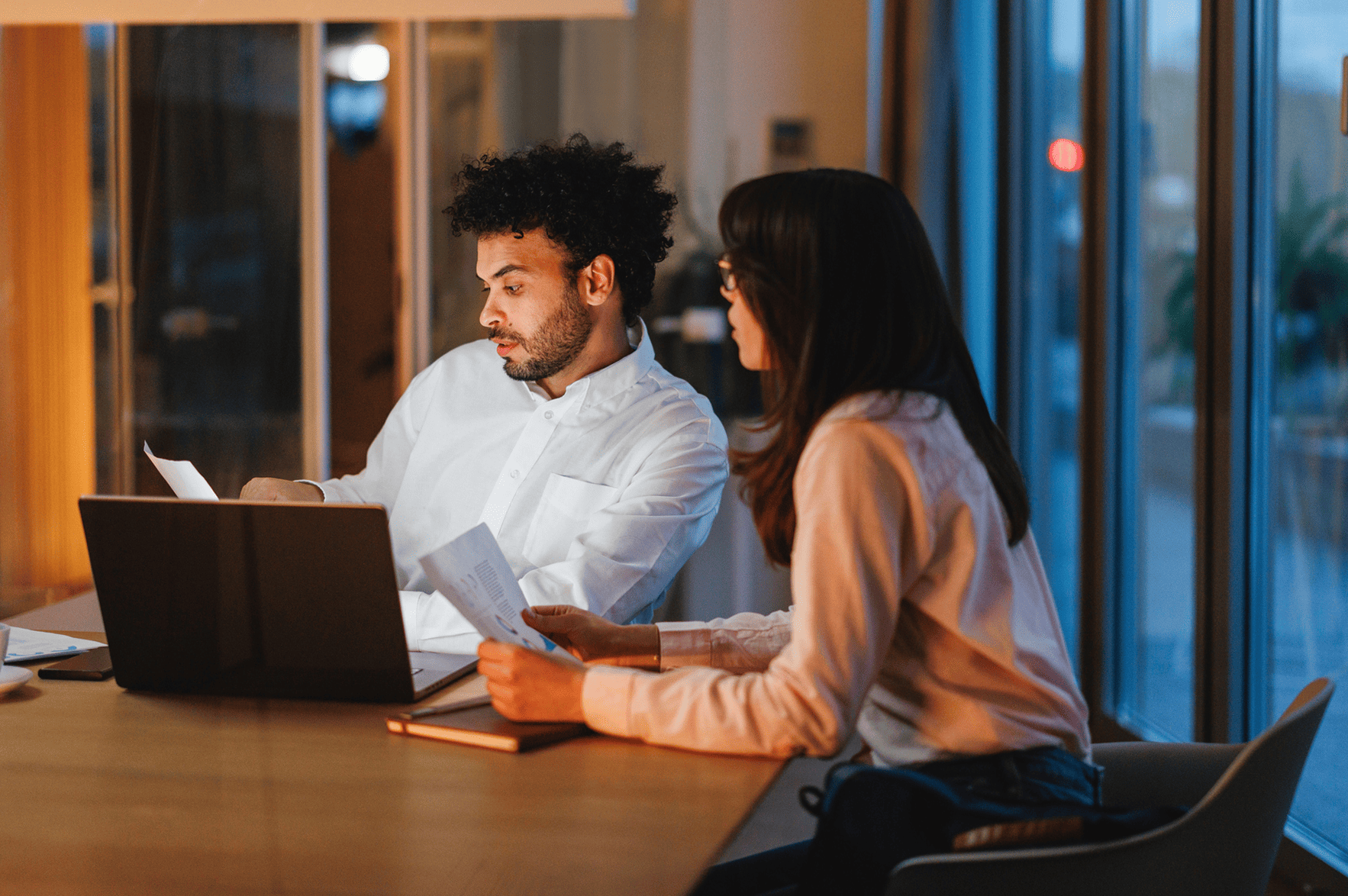 Couple discutant d'assurance emprunteur devant un ordinateur portable