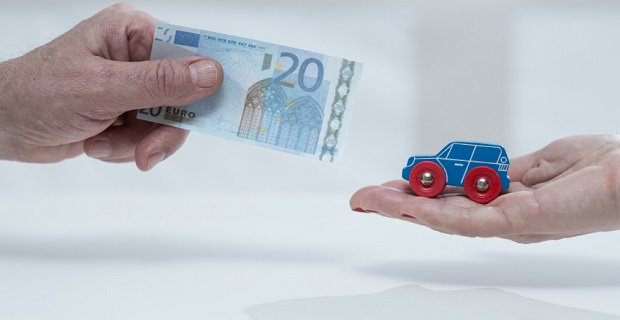 illustration argent et voiture pour crédit auto