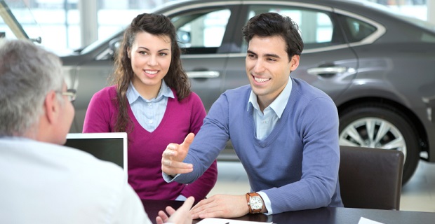 couple en negociation pour credit automobile