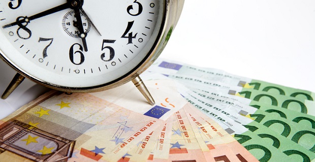Horloge et billets d'euros
