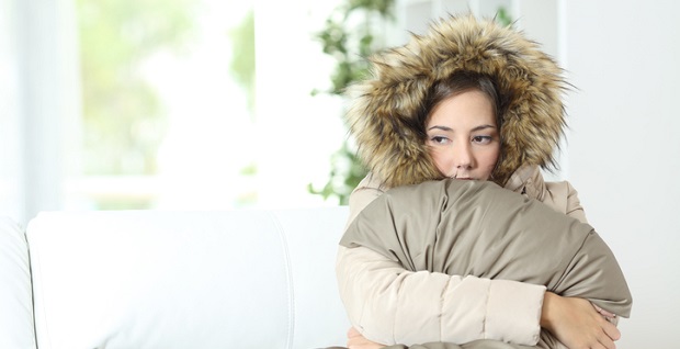 Jeune femme couverte dans le froid 