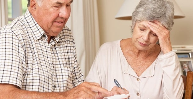  Couple de retraité en comptage des finances