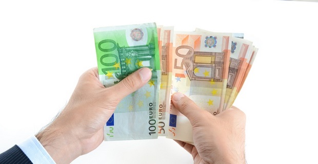  Billets euros en mains pour investissement