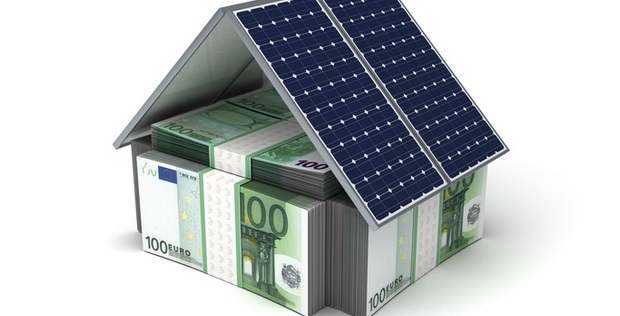  Panneaux solaires sur des billets euros forment une maison