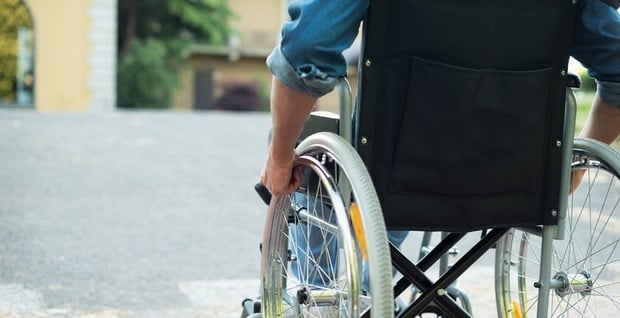  Un handicapé en chaise roulante
