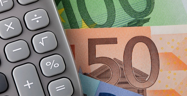 Une calculatrice et billets euros  