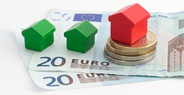  Maisons en miniature et billets euros 