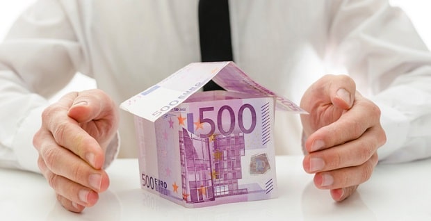 Billets euros formant une mini maison   