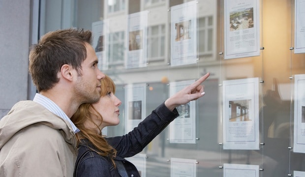 Couple à la recherche d'un bien immobilier, location ou achat