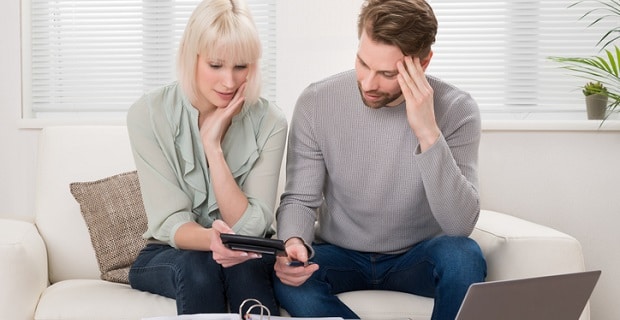 Couple en situation financière difficile