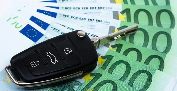  Clef de voiture et billets euros pour achat de voiture
