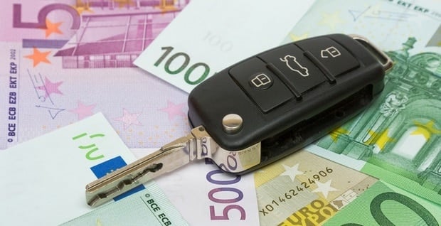  Clef de voiture et billets euros