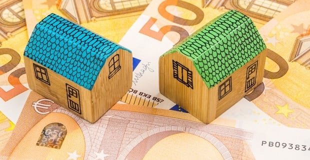 Maisons miniatures et billets euros 