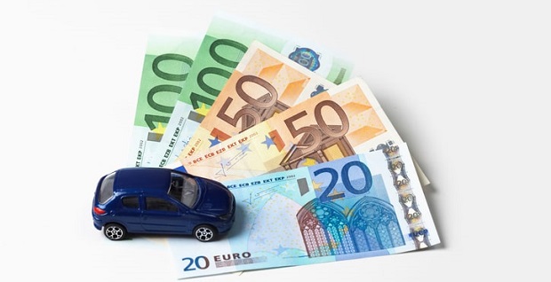 Voiture en miniature et billets euros 