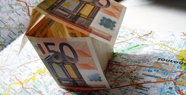  maison en billets euros sur un carte