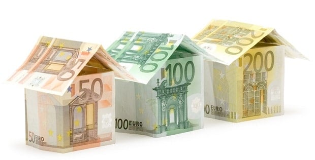  Trois minis maisons en forme de billets euros