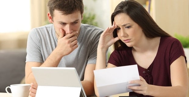 Un couple vérifiant leur documents de credit immobilier  