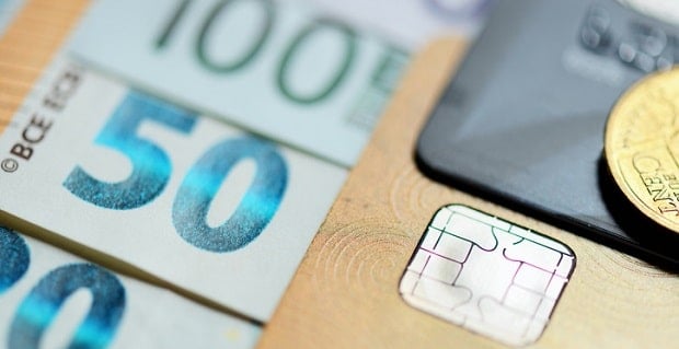  Des billets euros et cartes de crédits