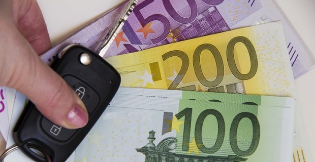  Clé voiture et billets euros