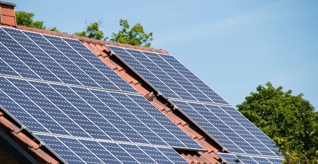  Panneaux solairex photovoltaïquex sur un toit rouge
