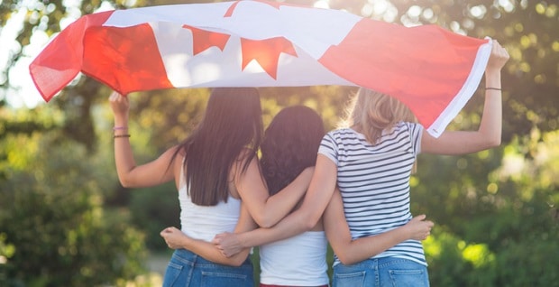 Des canadiennes avec leurs drapeaux canadiens 