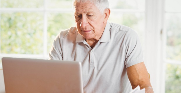  Un senior devant son ordinateur