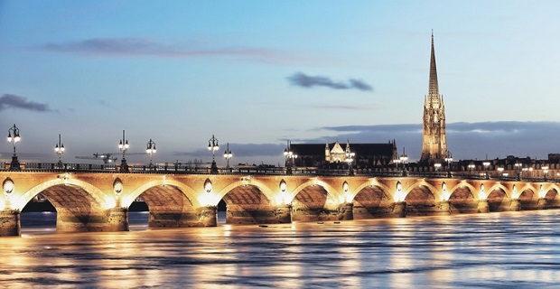 vue du Pont de Pierre à Bordeaux