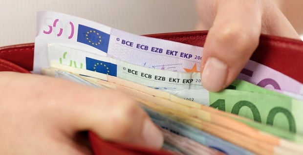 Un portefeuille avec des bilelts euros 