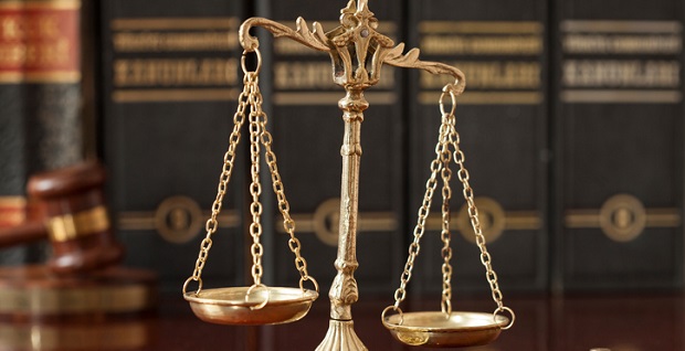 Balance de justice et livres juridiques 
