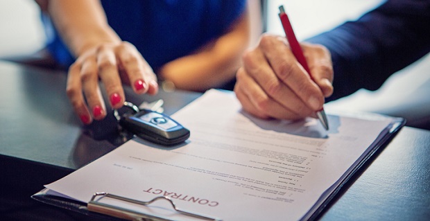  Signature sur contrat de location de voitures