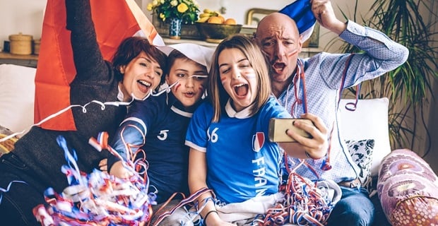  famille qui supporte l'équipe de France 