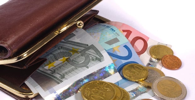  Monnaie euro sortant d'un portefeuille