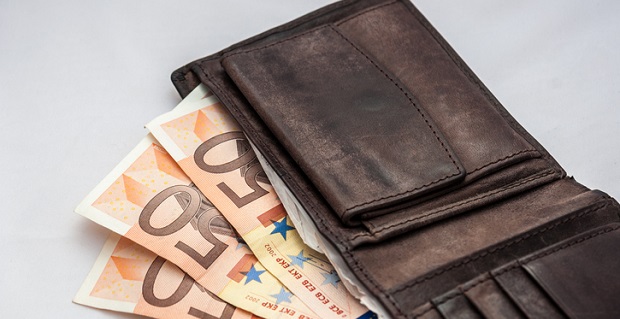  Un portefeuille avec des bilelts de 50 euros