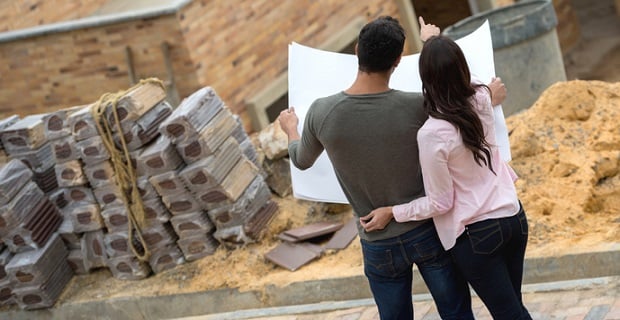un couple devant un bien immobilier en construction