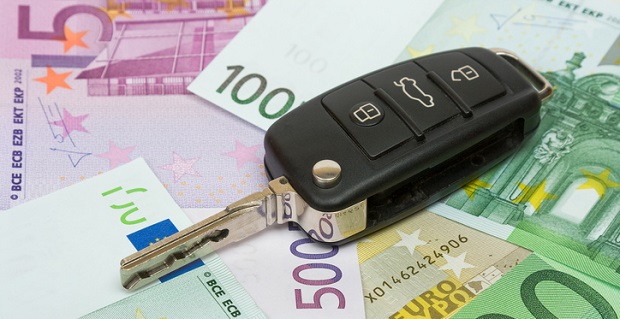 une clé de voiture sur des billets euros