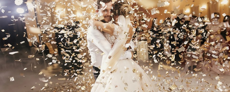 mariees dansant dans des confettis