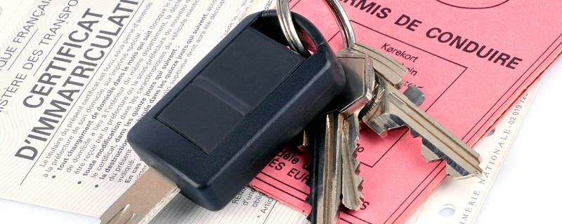 permis de conduire et clef de voiture