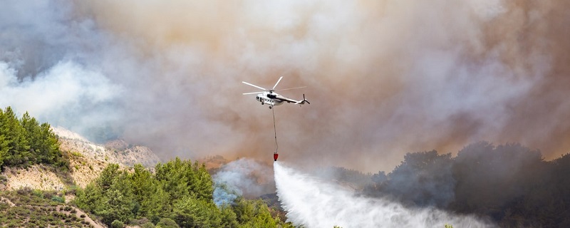 helicoptere laissant tomber eau pour incendie 
