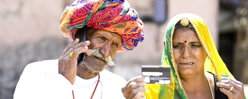 couple indiens avec une carte de crédit