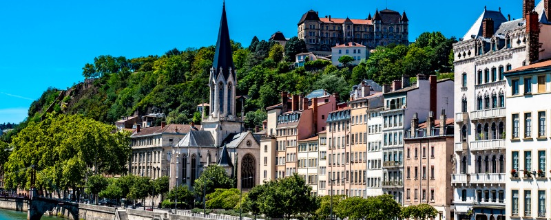 Vue de Lyon sur les quais avec église et appartements