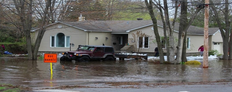 4x4 passant devant une maison lors d'une innondation