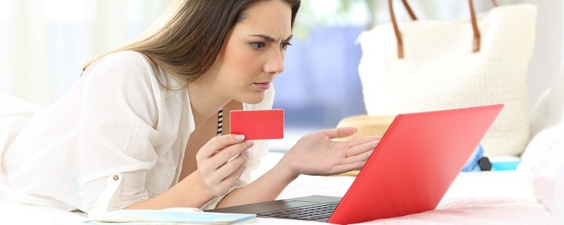 femme confuse essayant de payer en ligne